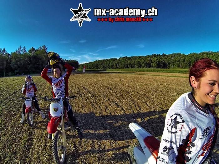 Motorrad Frauen - Training auf dem Acker