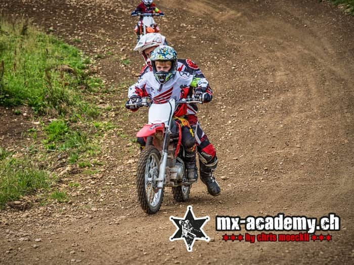 Kids-Motocross Switzerland, learning to ride on a track, the first round with the coach’s support  