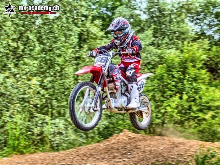 Entrainement au saut de moto cross pour enfant, l’équipe MX-Academy